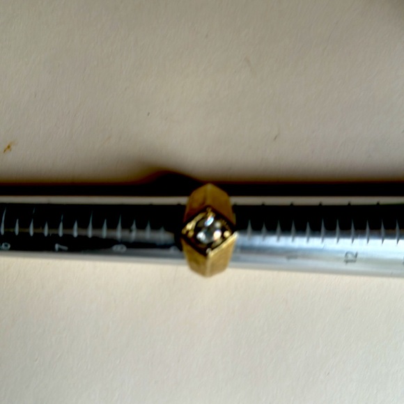 Large gold ton ring with diamond. - Picture 6 of 8